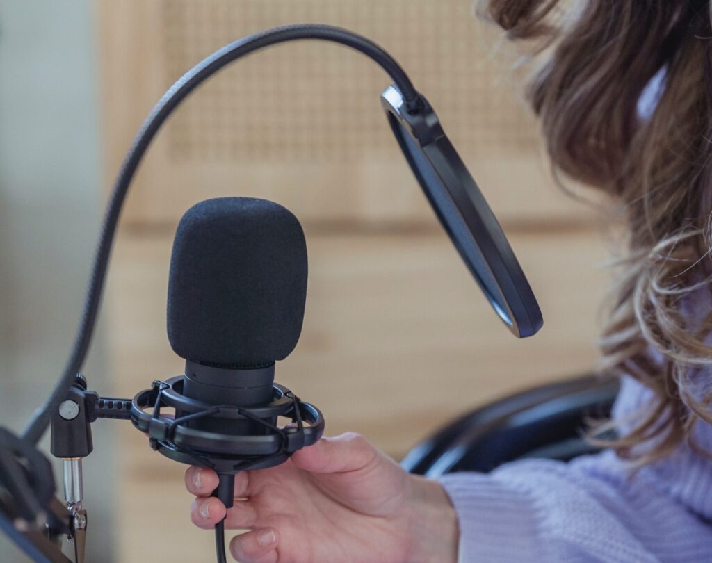 Mujer grabando un podcast. Currículum.