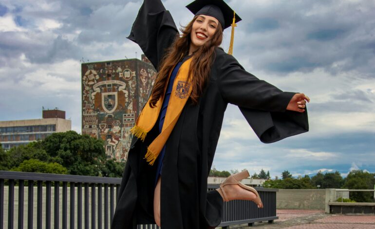 Graduada posando en Ciudad Universitaria
