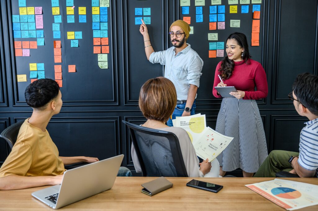 Una reunión diaria, práctica común en el uso de metodologías ágiles