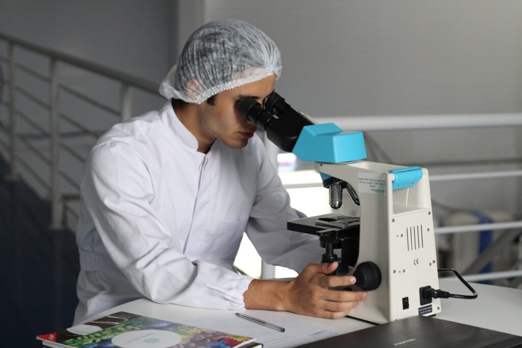 Persona realizando prácticas con un microscopio como parte de un programa de educación continua